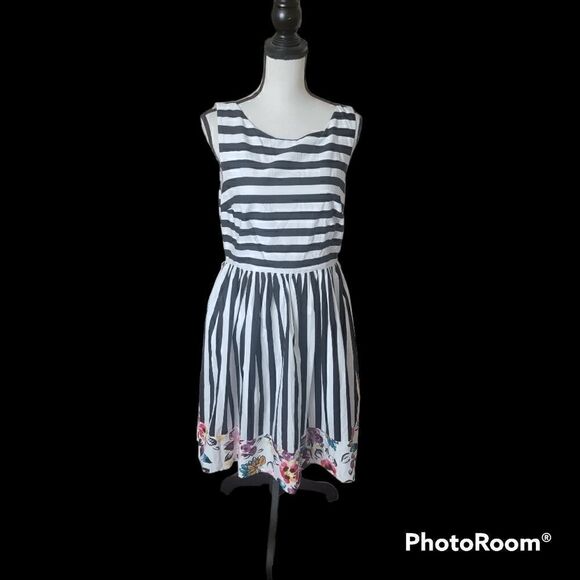 ModCloth Striped Fit and Flair Dress. Size L. - Picture 4 of 11